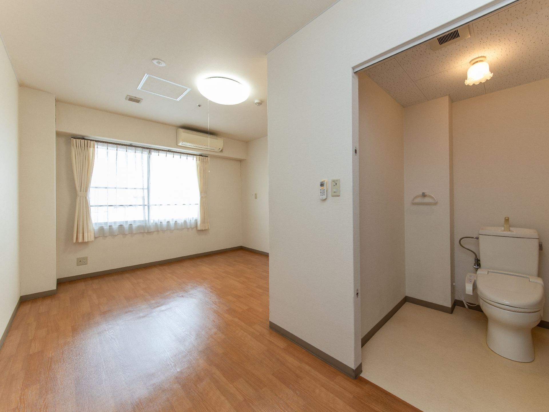 温水洗浄機能付きのゆとりあるトイレが完備されている個室