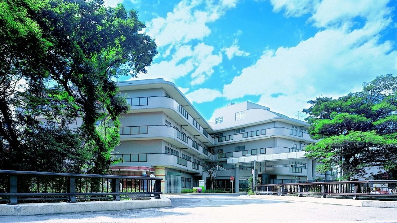 緑に囲まれた建物の外観