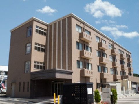 自然豊かな環境に恵まれた施設である。交通のアクセスも良く交通機関での来訪も可能である。車でお越しの方には、無料駐車場をご用意している。