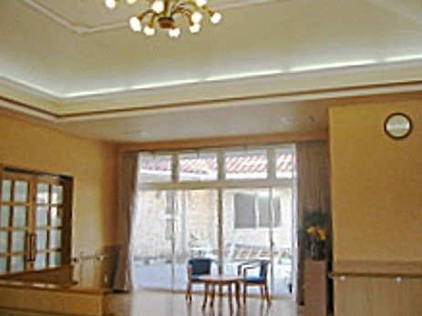 多目的ホールは、高い天井で開放感を感じる空間となっている。レクリエーション活動など楽しい時間をお過ごしいただける。