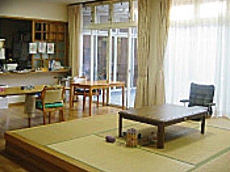 明るい光の差し込む大きな窓のそばにテーブルがあり、車椅子をご利用の方でも使用しやすい配置となっている。