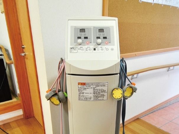 施設の通路に置かれた、ダイヤルや液晶パネルの付いた機器