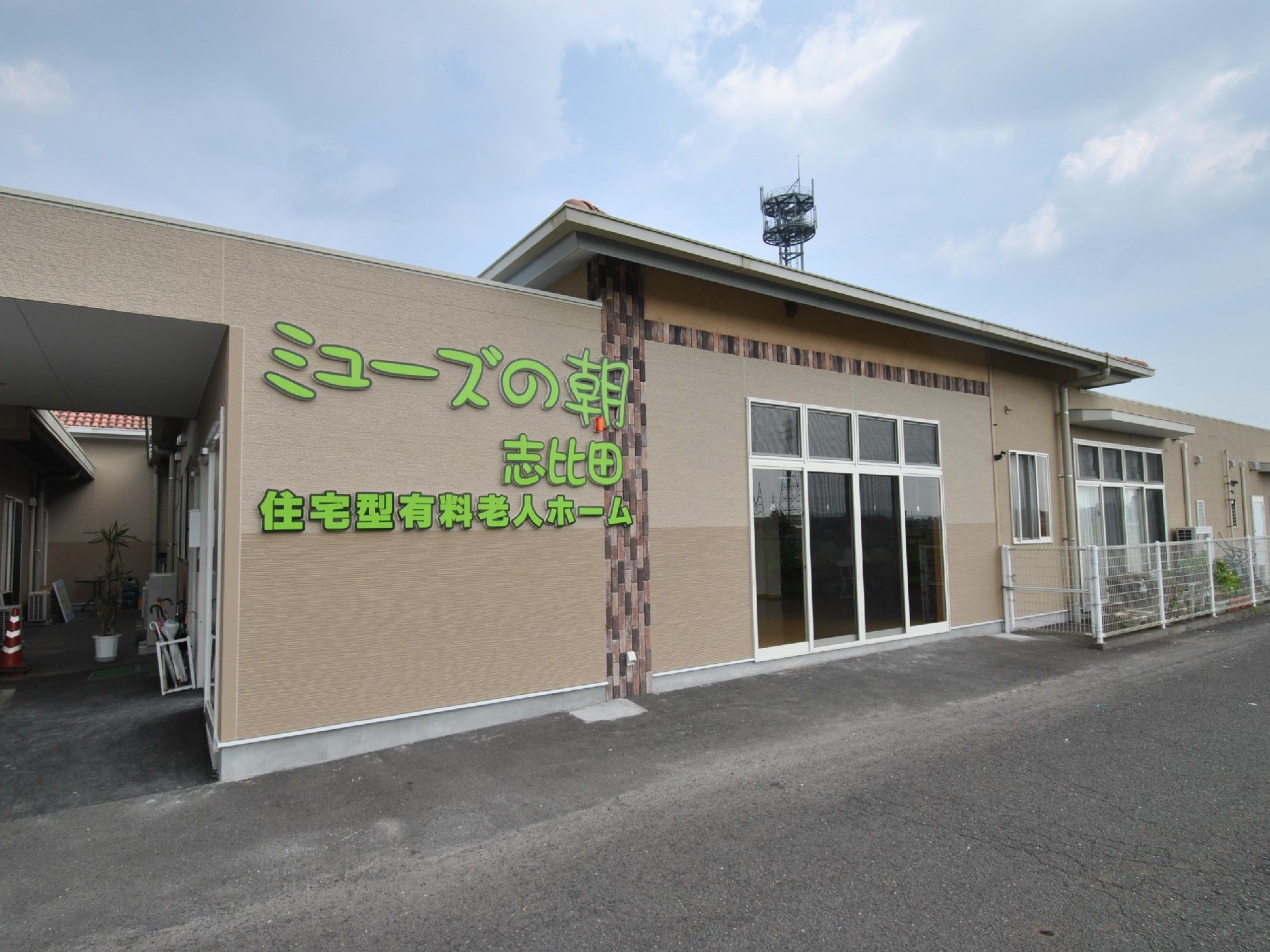 入口の横には窓が並んでおり、窓前には植木鉢を置いたり、洗濯物干しを設置したりするスペースがある。白い柵で囲っている。