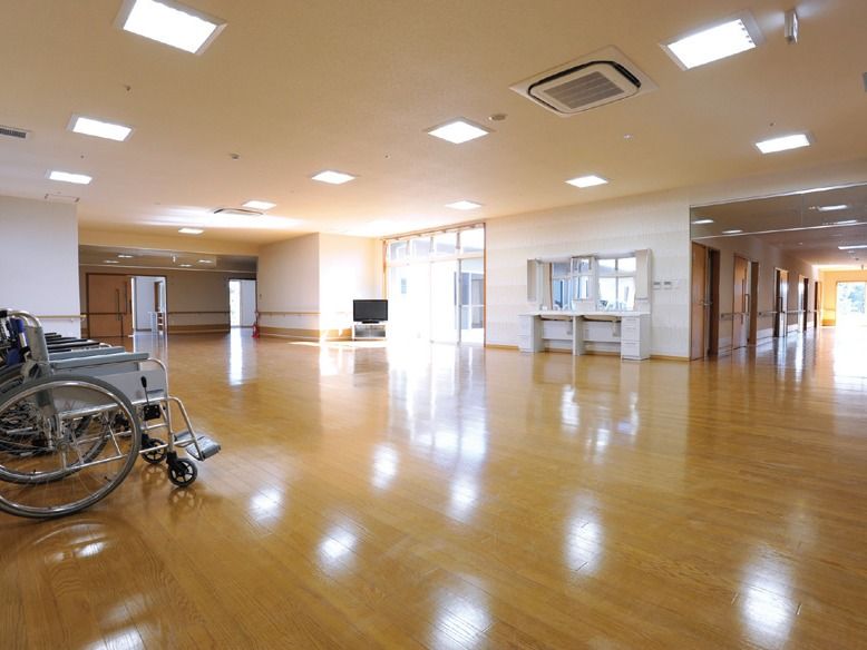 ホールの窓や、廊下の窓からは自然光が入ってくるので、とてもあかる空間である。天井に埋め込んだエアコンがある。