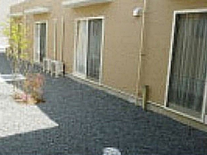 施設の居室の窓から外を見ると、中庭がある。気軽に外に出る機会が持てる。また部屋にも良い風が入ってくる。