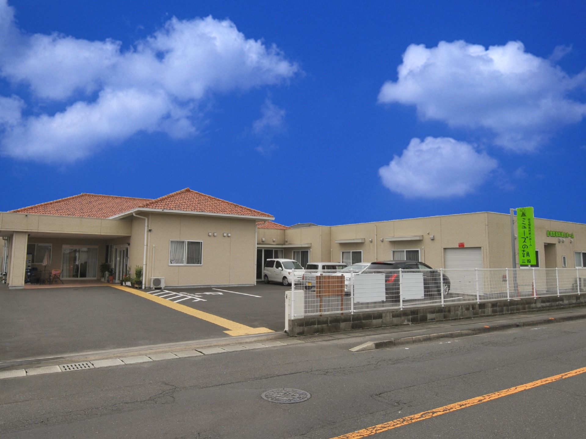 青空の下で撮影された、駐車場が完備された平屋建ての住宅