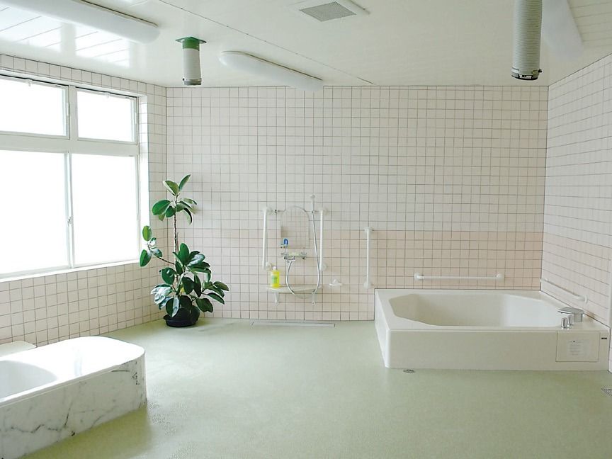 左側には窓があり、浴室内を明るくしている。その右隣には観葉植物が置かれており、入浴中に緑を感じることができる。