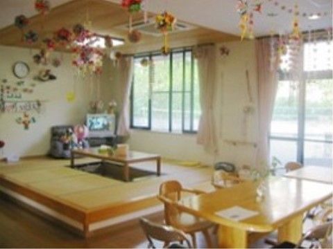 入居者様がそれぞれ楽しく時間を過ごしていただけるリビングは和室のスペースもある。天井には手作りの飾りが吊るされている。