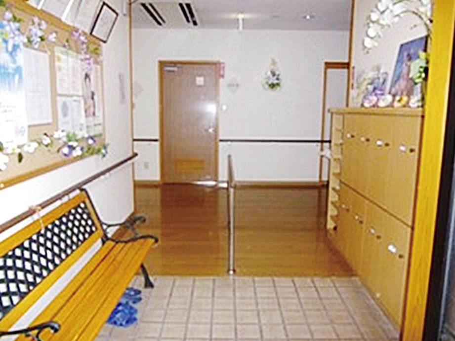 十分な広さのある玄関スペースには手すりやベンチがあり、靴の着脱の際も安定し、安心して落ち着いて行える。