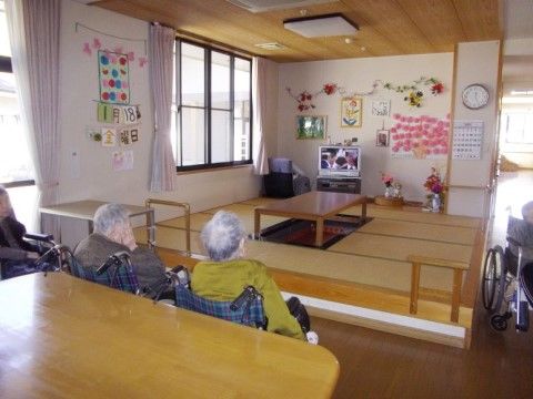 入居者様が楽しいひと時をお過ごしいただけるリビングには、スタッフ手作りの飾り付けが壁を明るく彩っている。