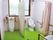 男性用便器と洋式便座がそれぞれ設置されたトイレは壁とカーテンで区切られており、広さと安全性に配慮された造りになっている。