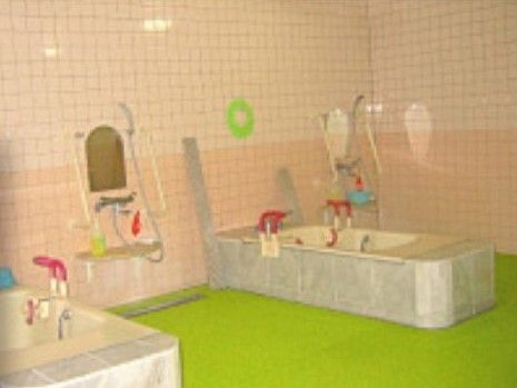 入居者様が安全に入浴できるように、浴室をバリアフリーにしたり、手すりを取り付けたりと、さまざまな対策がされている。
