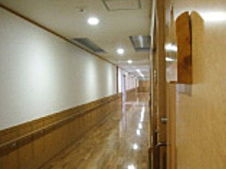 廊下は、照明が等間隔で並び、明るく広々としている。入居者様が夜でも安心して通行できるように配慮されている。
