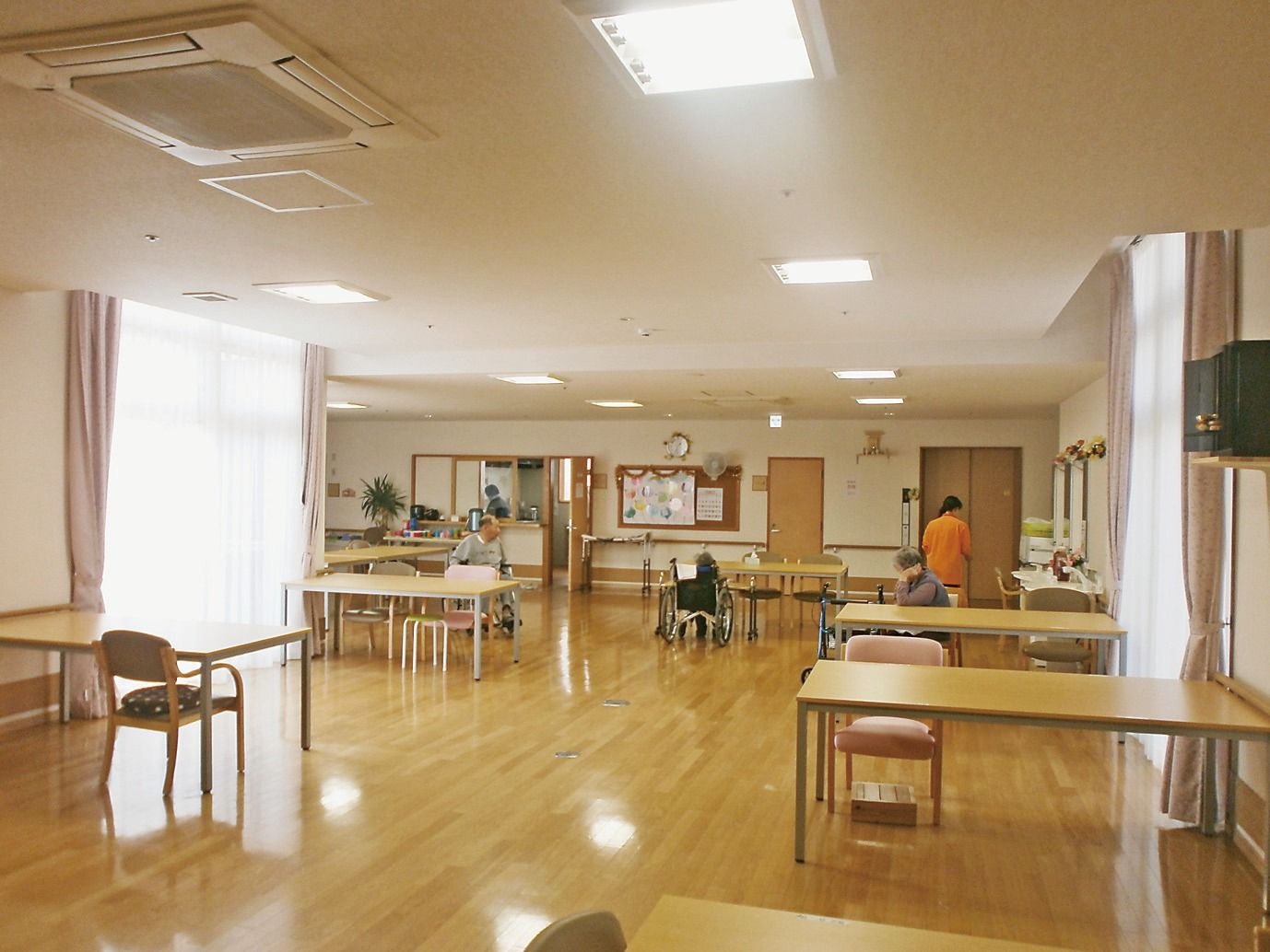 入居者様が自由にくつろげる、開放的なリビングダイニング