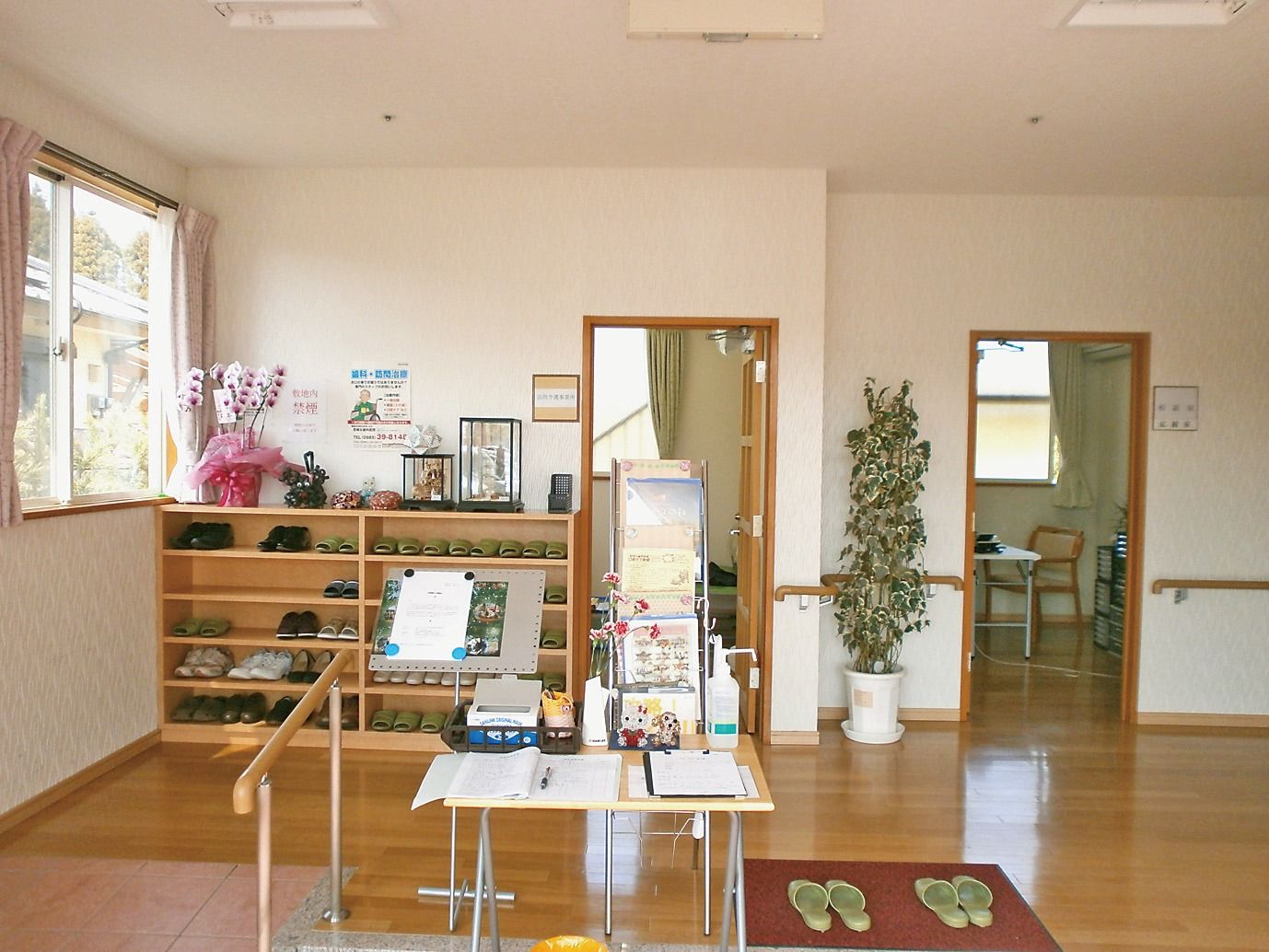 廊下や室内の入り口には段差がなく、床はフローリングになっている。玄関には緩やかなスロープと手すりが備わっている。