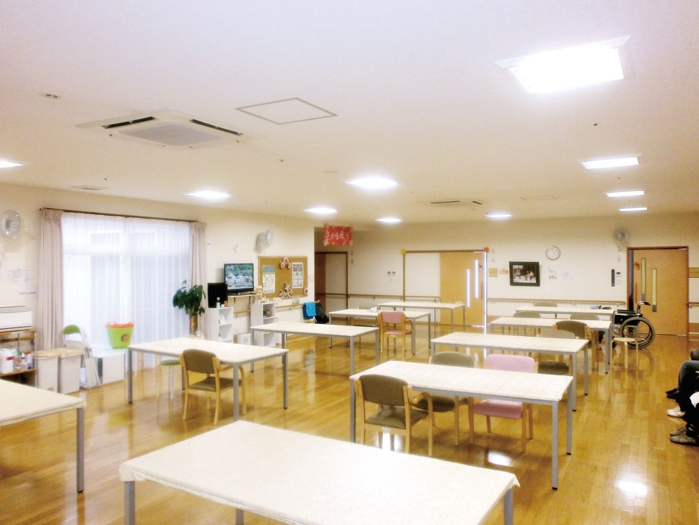 毎食のお食事時以外にも、入居者様同士が一緒に楽しくお時間を過ごしていただける、広々とした共有スペースである。