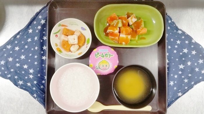 一口大にカットしたおかずと、おかゆや味噌汁