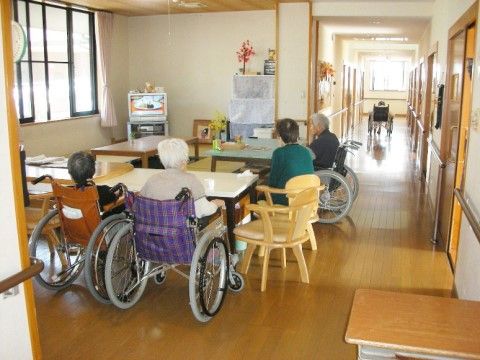 茶色と白を基調にしたフロア。中央にテーブルが置かれているが十分なスペースが確保され、車椅子をご利用の方もゆったりと過ごしていただける。