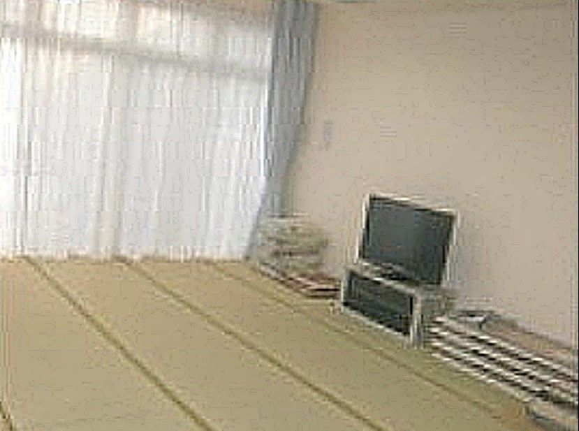 畳の部屋にはテレビが設置されており、自宅のようにくつろぐことができる。大きな掃き出し窓があり、たっぷり日差しが降りそそぐ。
