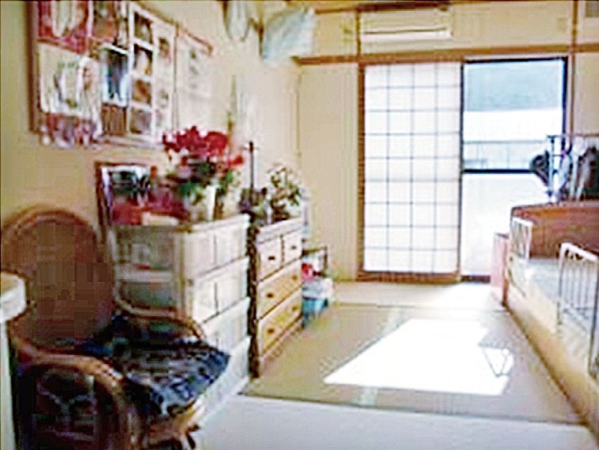 畳や障子が使用された和室の居室内は、ベッドを置いても十分に広いスペースがあり、快適にお過ごしいただける。