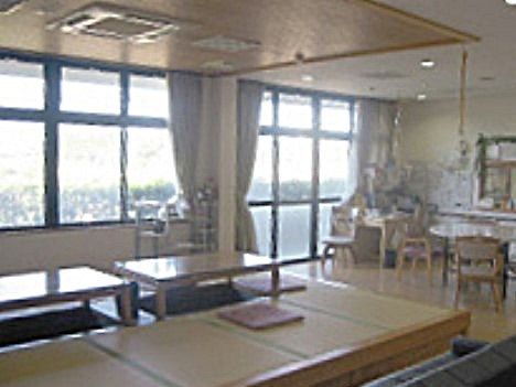 入居者様同士で楽しい時間をお過ごしいただける共有のスペースには、テーブルや掘りごたつのような和風スペースもある。