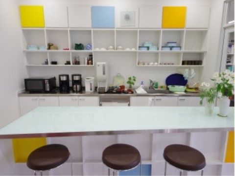 カラフルな配色を考慮した喫茶コーナーは、気軽にコーヒーブレイクができ、スタッフとの会話も楽しむことができる。