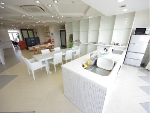 ダイニングキッチンは、デザイン性のある天井や照明器具を設置している。遊び心を考慮した設計となっている。