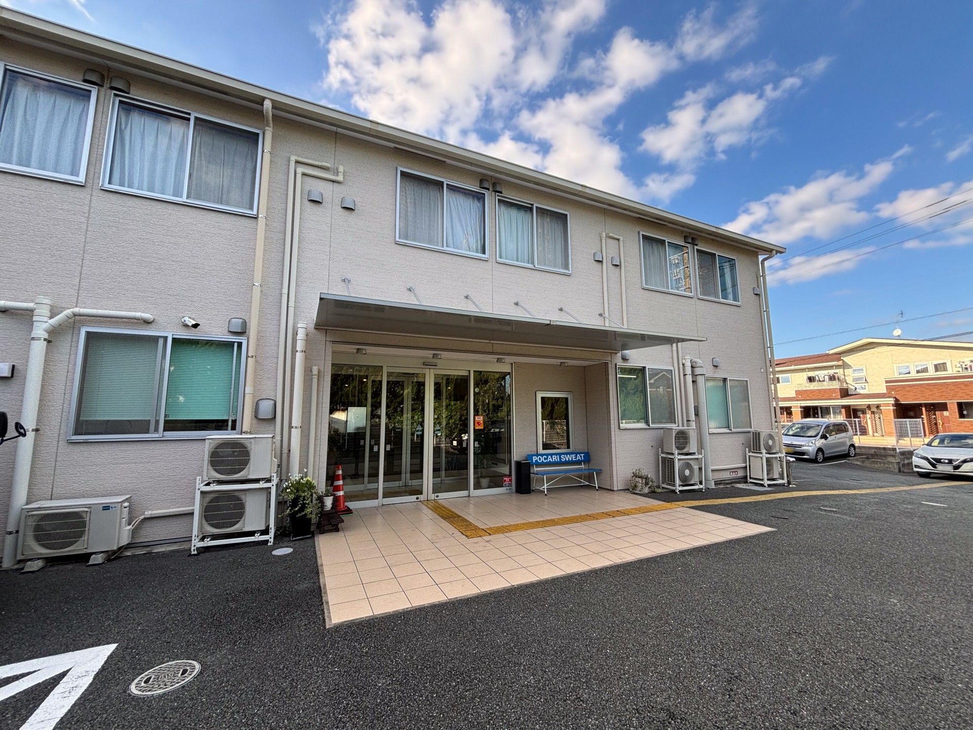 明るい入り口の建物