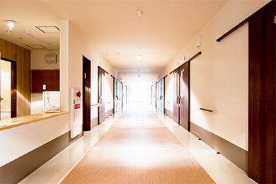 ４階建ての介護施設の外観