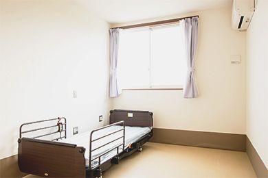 男性ケアマネジャーの話を聞く高齢女性