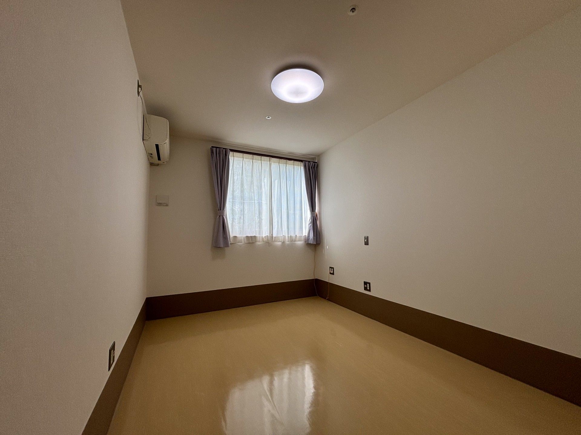 明るい個室の一角