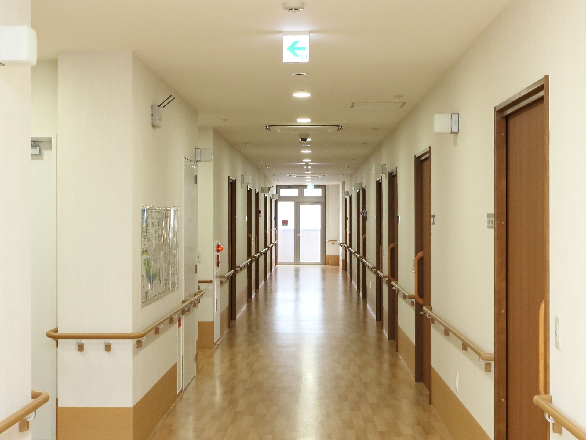 バリアフリーで、壁には全てといってよいほど、手すりが設置されている。非常口の誘導表示は、しっかりした照明で表示されている。