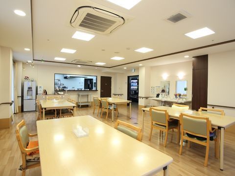 食堂は明るくゆったりとしている。テーブル同士も間隔が広い。作業スペース側も大きく開口部があり、一望できる。