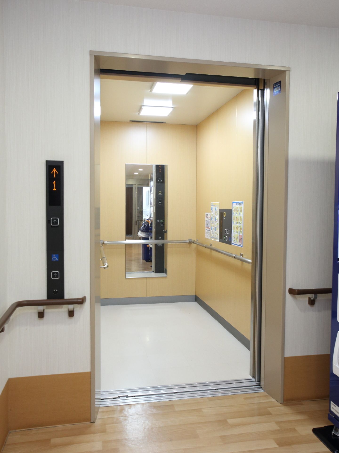 エレベーター外内部の壁にはすべて手すりが設置されている。移動しやすい構造となっている。照明も明るい。