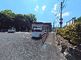 広々とした駐車場と周辺の風景