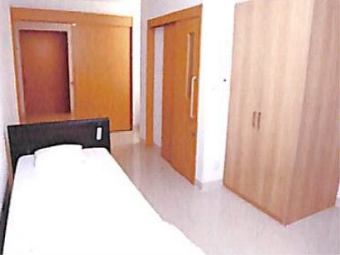 スライド式の扉で楽に開閉できる、フローリングタイプの居室