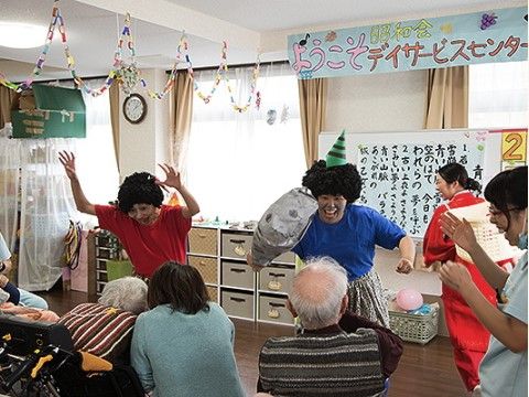 鬼の仮装をして入居者様たちを驚かす２人の男性スタッフ