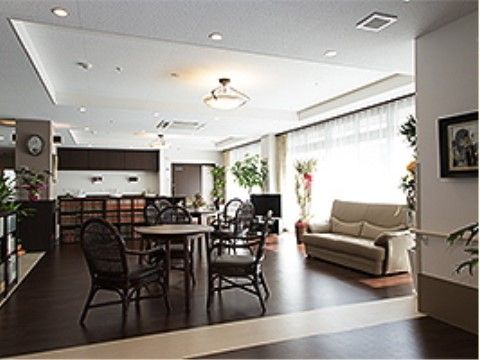カフェテーブルのセットやソファが置かれた、落ち着いた雰囲気のリビング