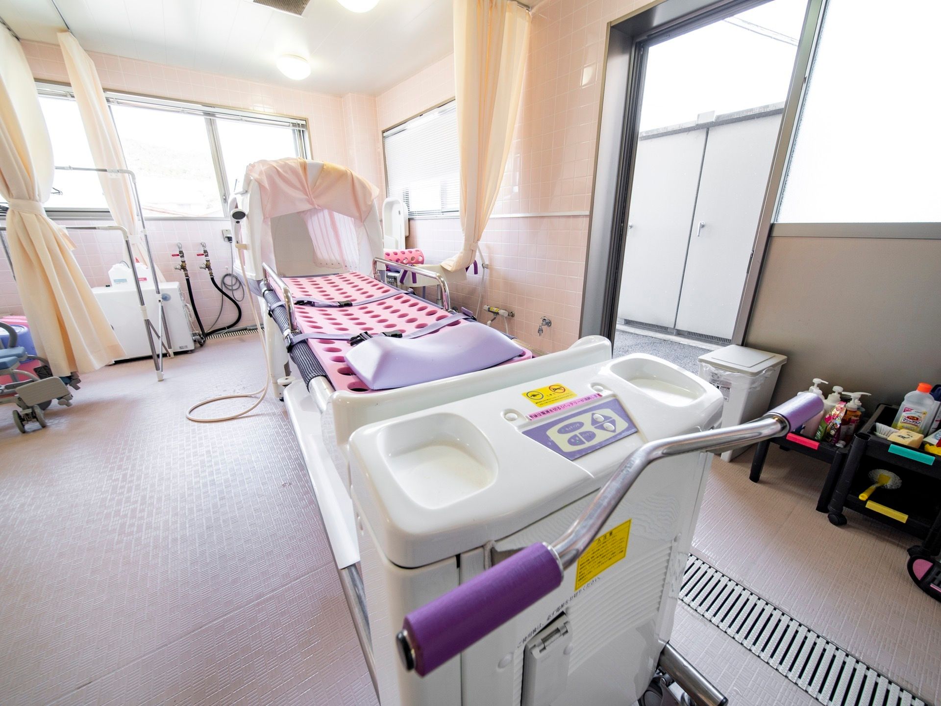 多くの窓が備えつけられた、明るくさわやかな機械浴室である。寝た状態での入浴が可能な専用機器が設置されている。