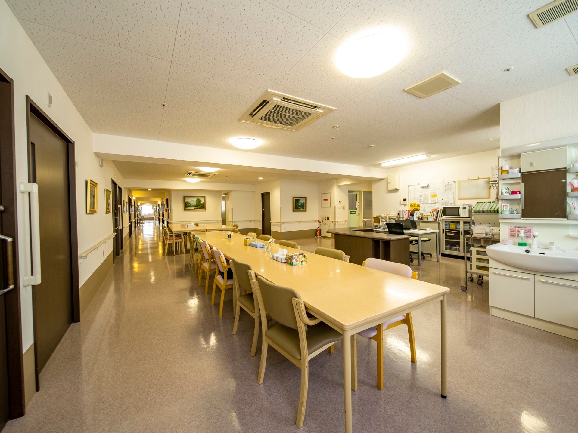 居室のドアが並んでいる廊下の一角に広いスペースがあり、食堂となっている。テーブルと椅子が並べられ、開放的な雰囲気がある。