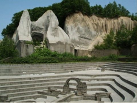 施設の近隣には「石山緑地」という石切地の跡地がある。公園として整備されており、天気のいい日の散歩などにご利用いただける。