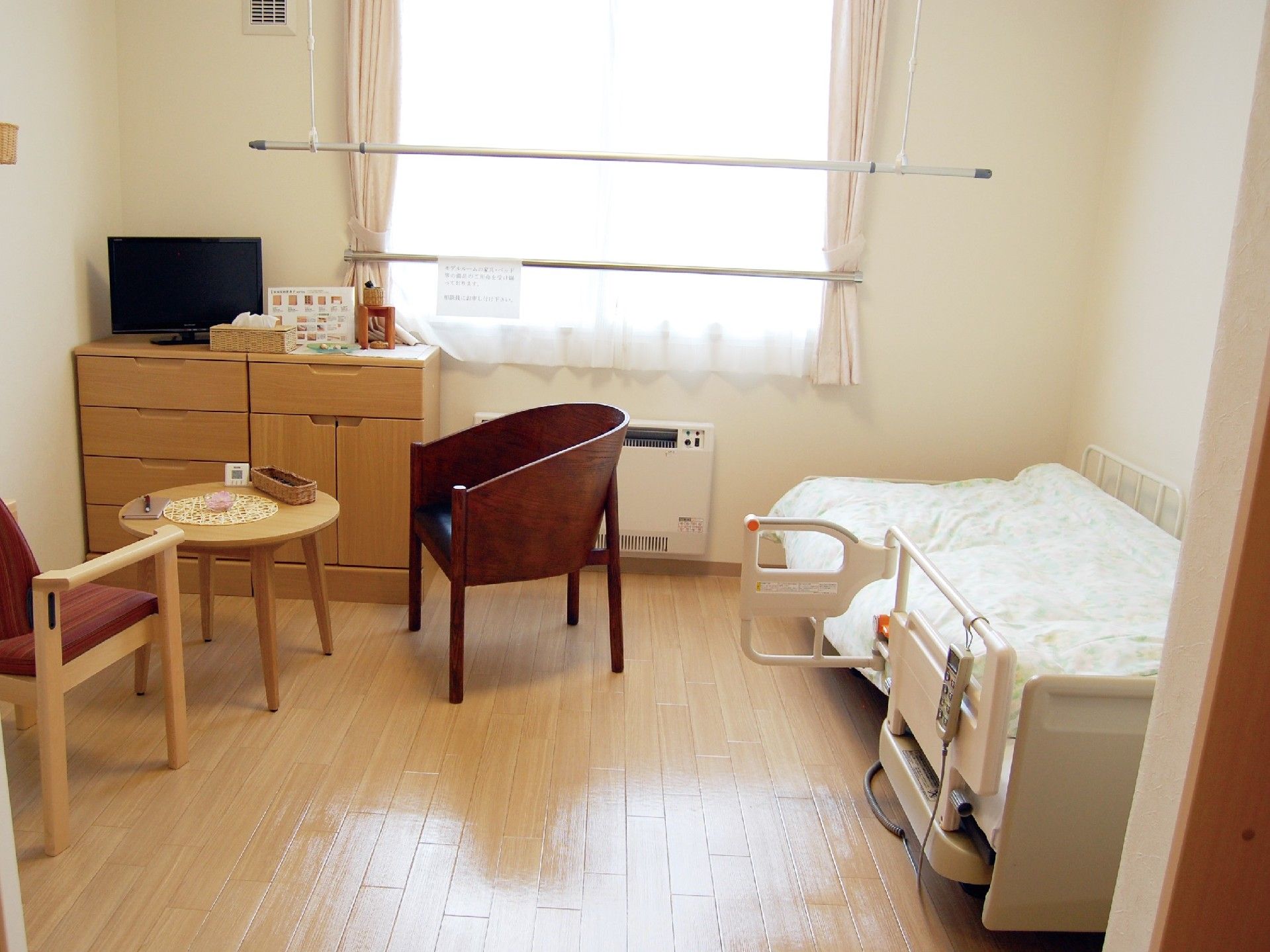 介護用ベッド、テーブル、椅子、タンスなどの家具が配置されている。タンスの上にはテレビが置いてあり、プライベートな時間を楽しむことができる。