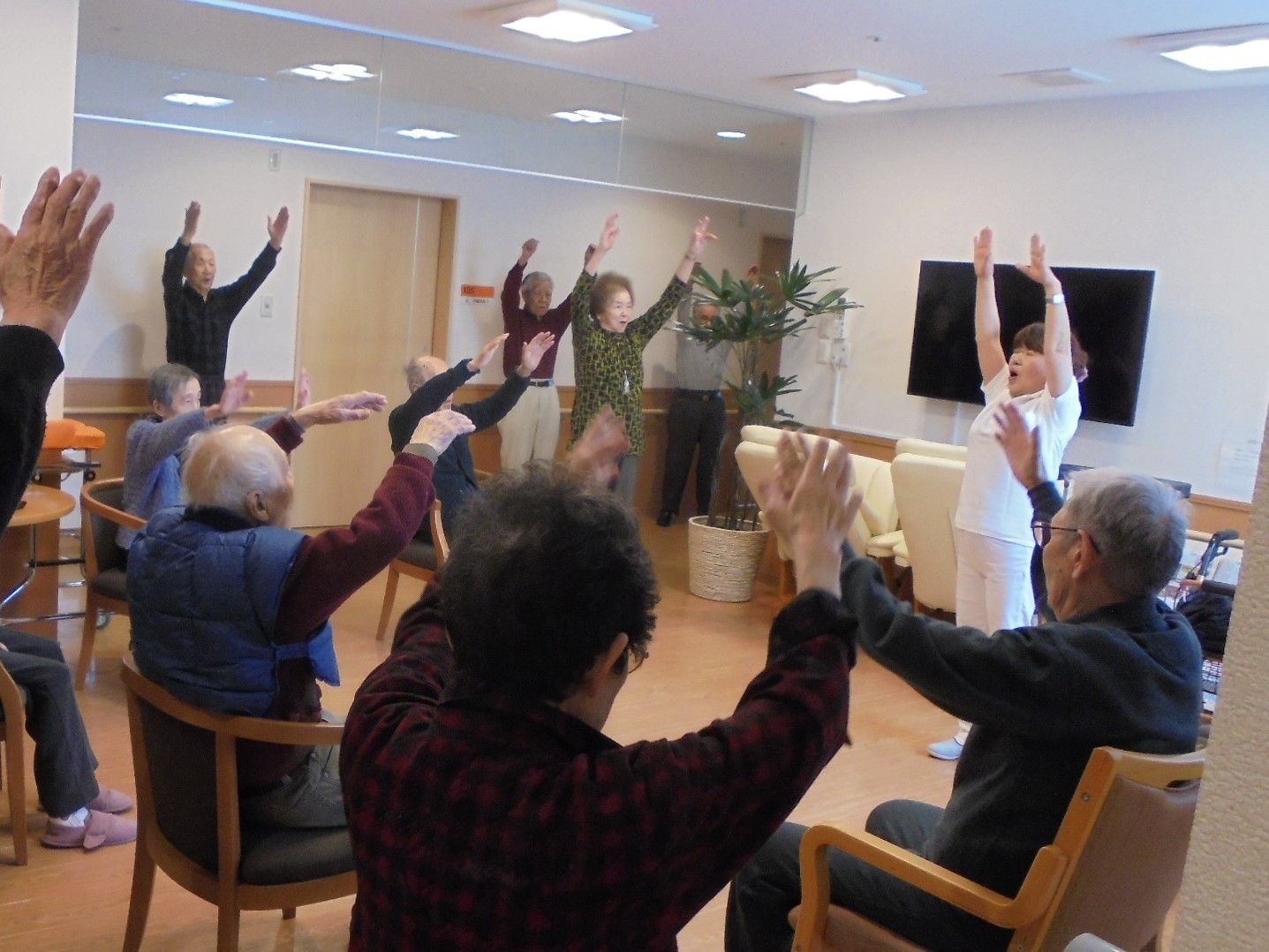 大人数が集まり、イベントごとを開催できる空間がある。入居者様の好みで、椅子に座ったり、立った状態で体操ができる。