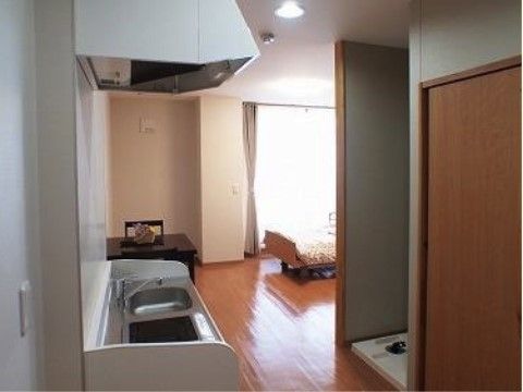 換気扇付きのIHキッチンや洗濯機置き場などがある居室