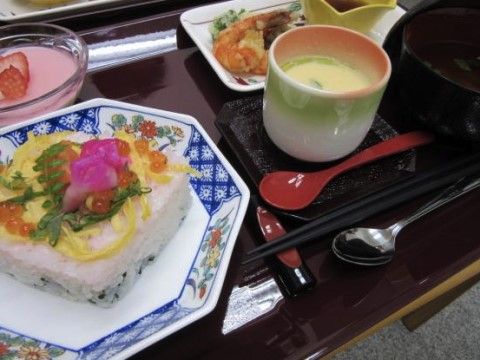 茶碗蒸しやちらしずし、いちごのデザートなど彩り豊かな食事