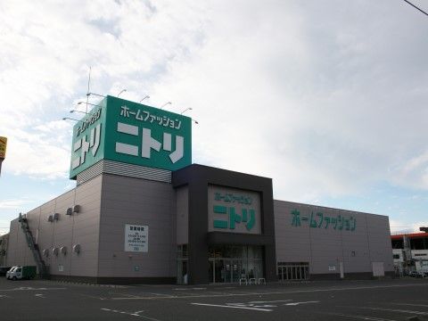 近隣にあるインテリア雑貨店。大型店なので、細かいニーズに沿った家具や食器などを買い揃えることができる。