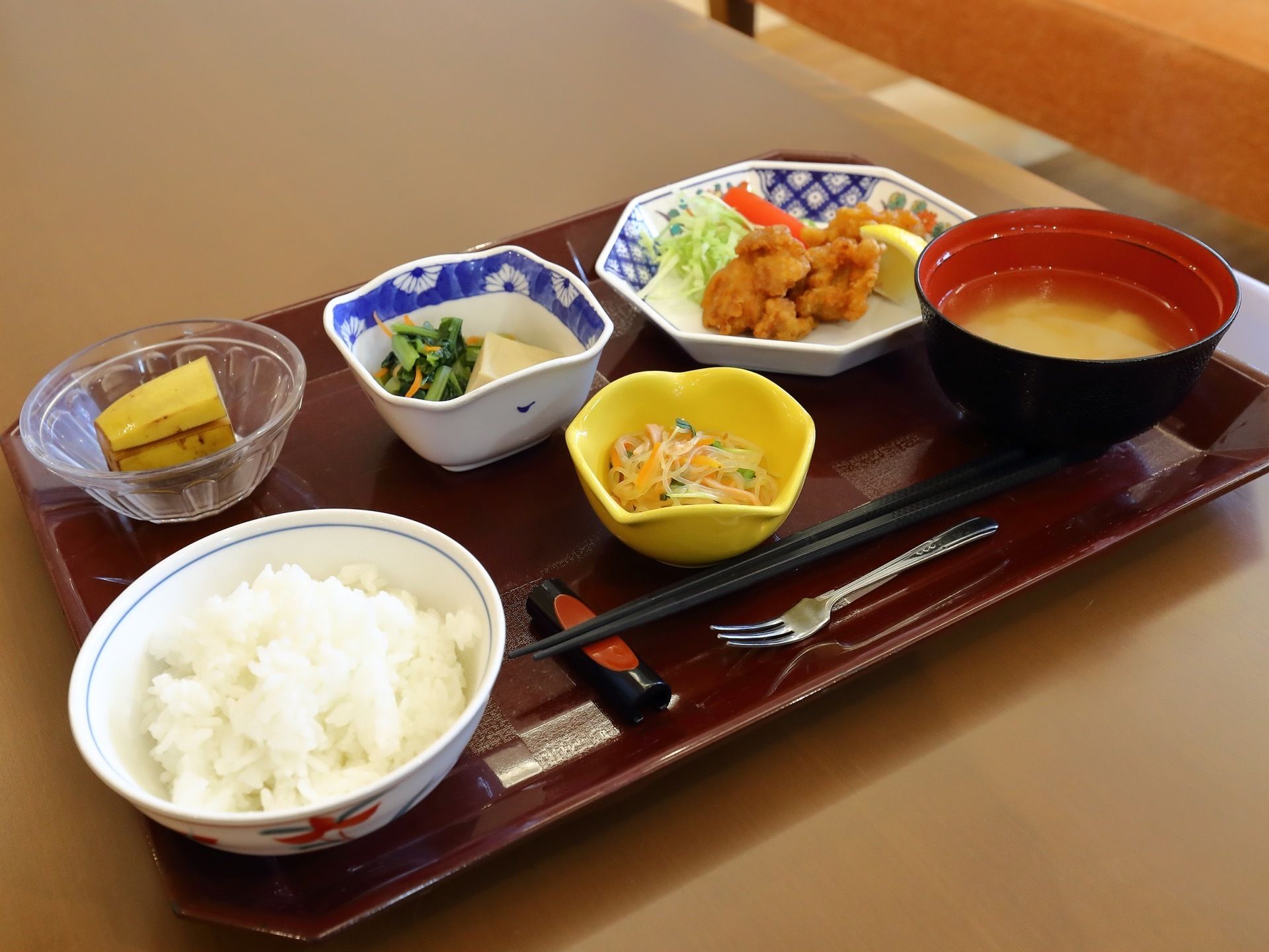 食事は一人ずつお盆の上にのせて配膳されている。ご飯にお味噌汁、鶏のから揚げなど、家庭料理と同じようなメニューである。