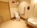 トイレのドアはスライド式である。便座の横には手すりが設置され、緊急呼び出しボタンもついている。洗面台もある。