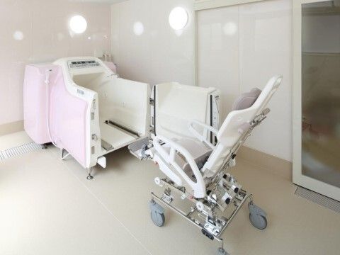座ったままシャワーを浴びることができる、入浴設備が整った浴室