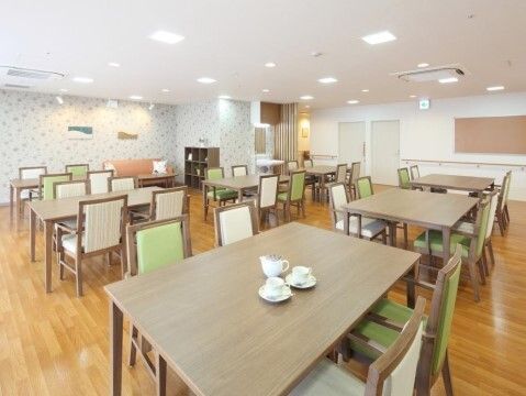 食事や交流の場としても利用される、見通しの良いリビングルーム
